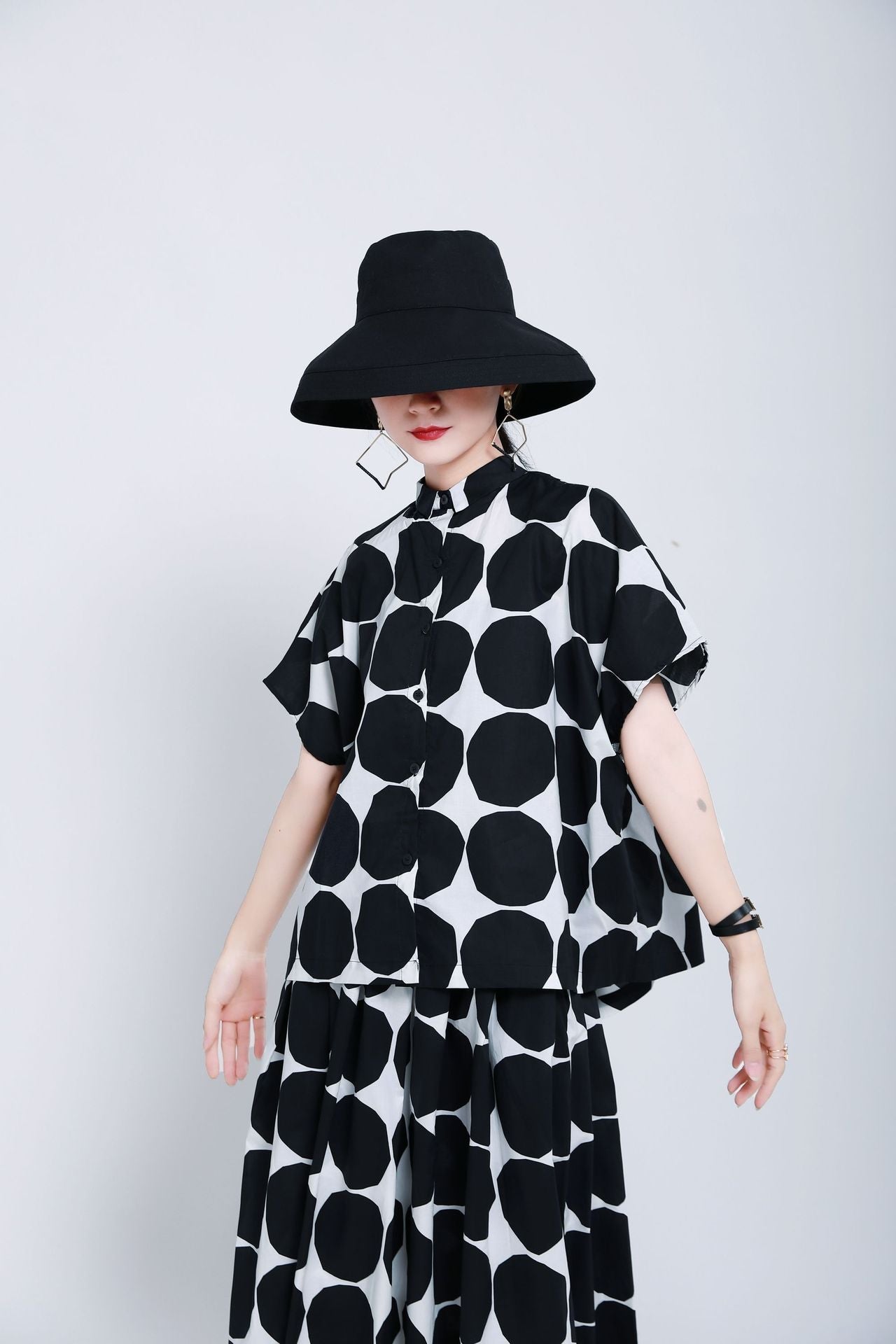 Designed Black and White Dot Short T Shirts and Skits-Suits-JEWELRYSHEOWN